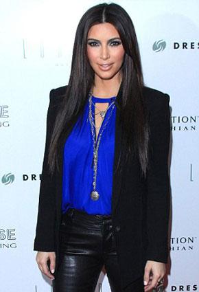 كيم ترمى ببودرة بيضاء ... على السجادة الحمراء